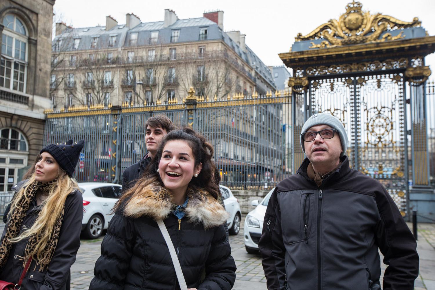 <a href='http://wy6.feshine.net'>全球十大赌钱排行app</a> French Professor Pascal Rollet leads students on a study tour in Paris.