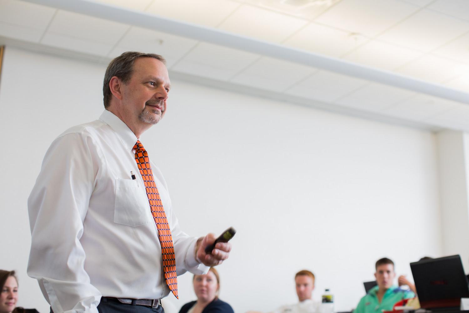 <a href='http://wy6.feshine.net'>全球十大赌钱排行app</a> Marketing and Management Professor JJ Shields teaches a class on the Carthage campus.